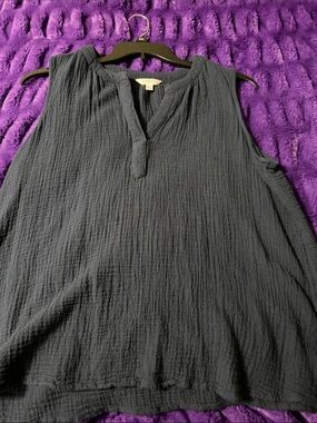 Time and Tru Black Sleeveless Gauze V-Notch Tank Top
